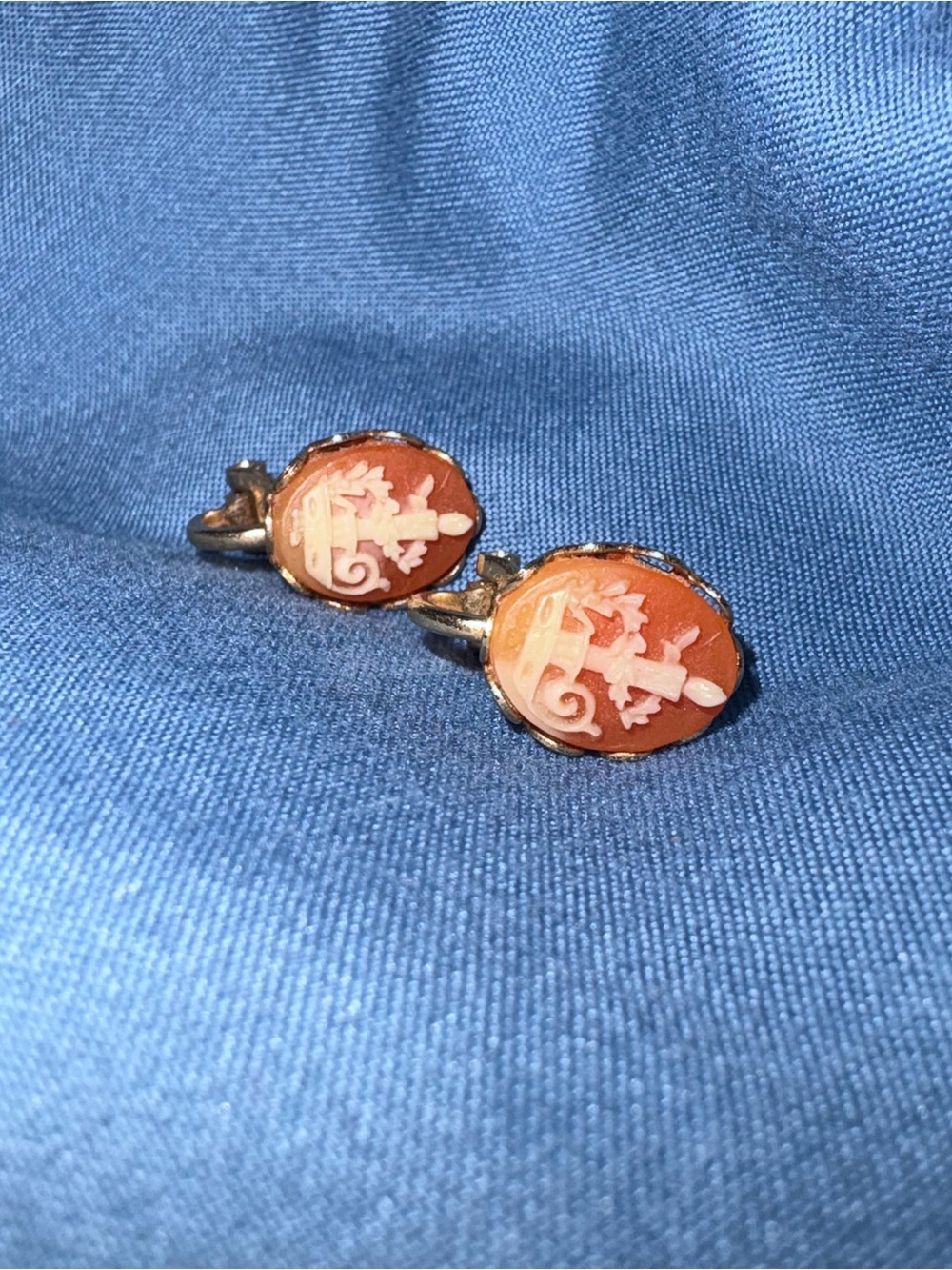Women’s vintage clip on dated cameo earrings gold tone